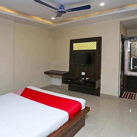 โอโย 43897 เรดสโตน Hotel กวาลิออร์ ภายนอก รูปภาพ