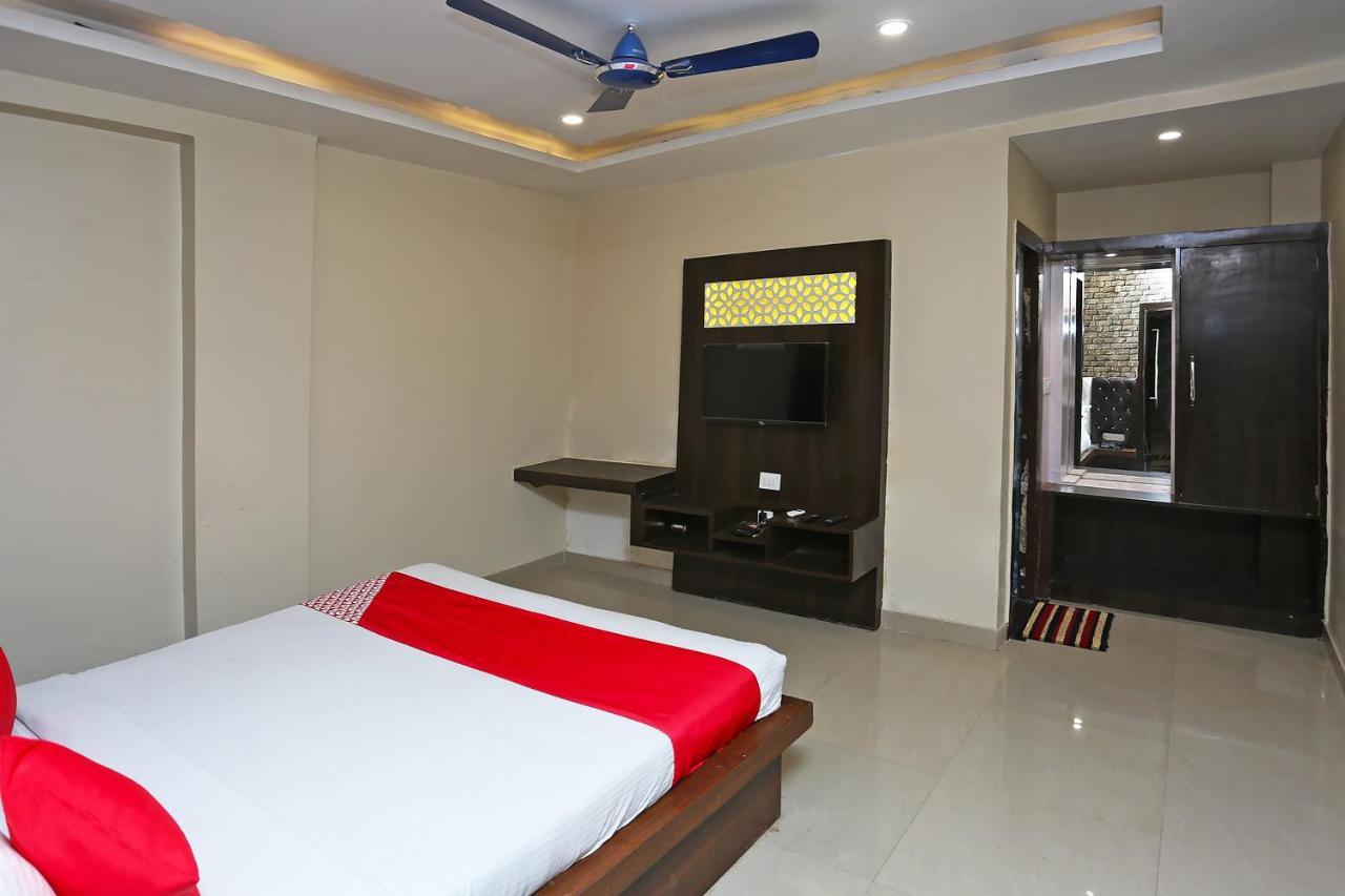 โอโย 43897 เรดสโตน Hotel กวาลิออร์ ภายนอก รูปภาพ