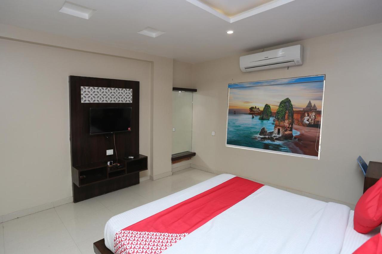 โอโย 43897 เรดสโตน Hotel กวาลิออร์ ภายนอก รูปภาพ