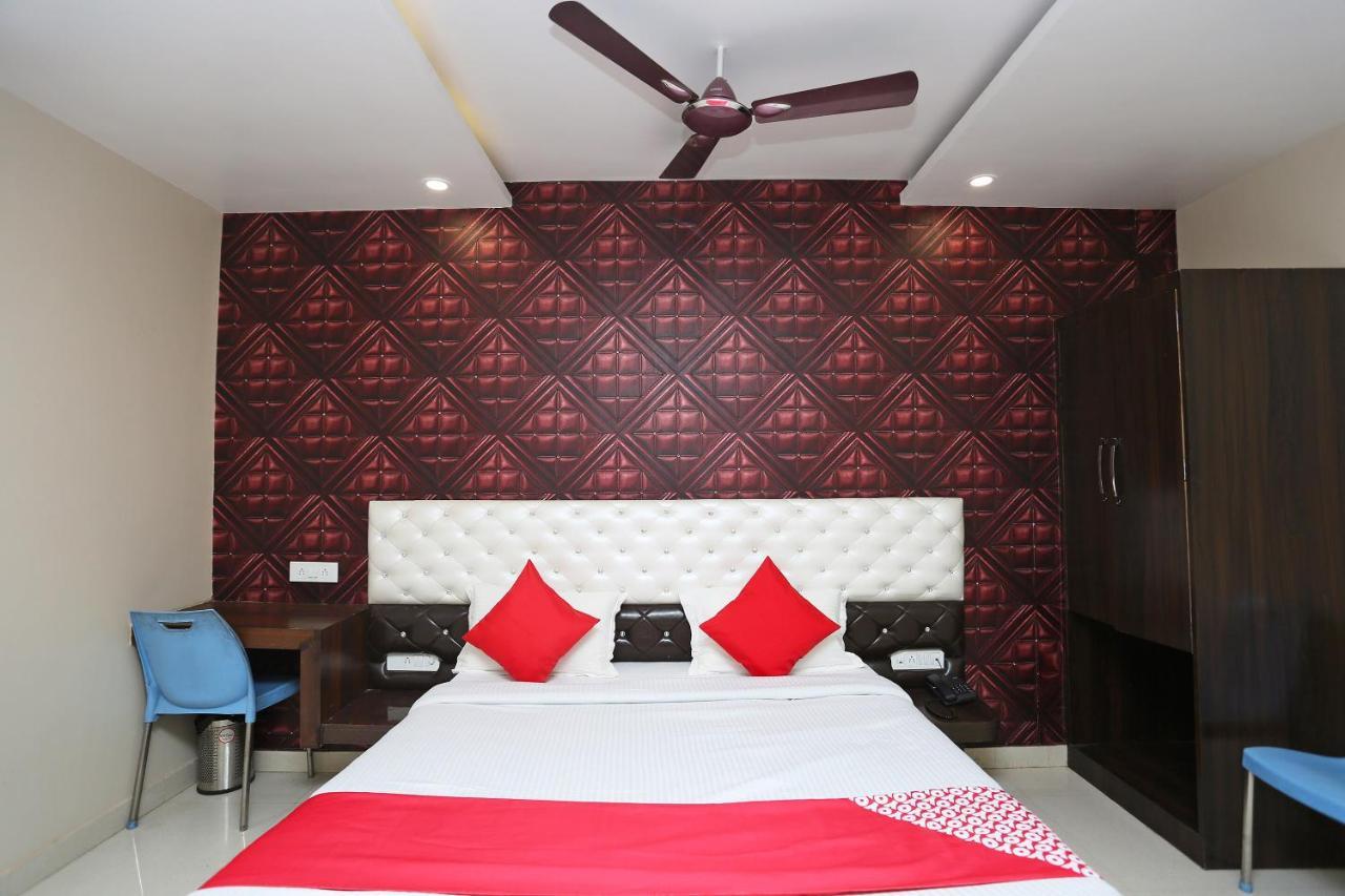 โอโย 43897 เรดสโตน Hotel กวาลิออร์ ภายนอก รูปภาพ