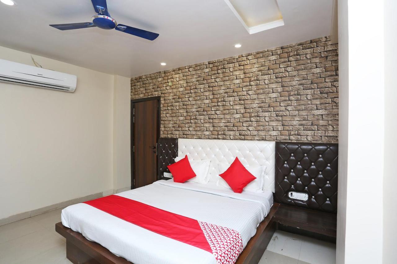โอโย 43897 เรดสโตน Hotel กวาลิออร์ ภายนอก รูปภาพ